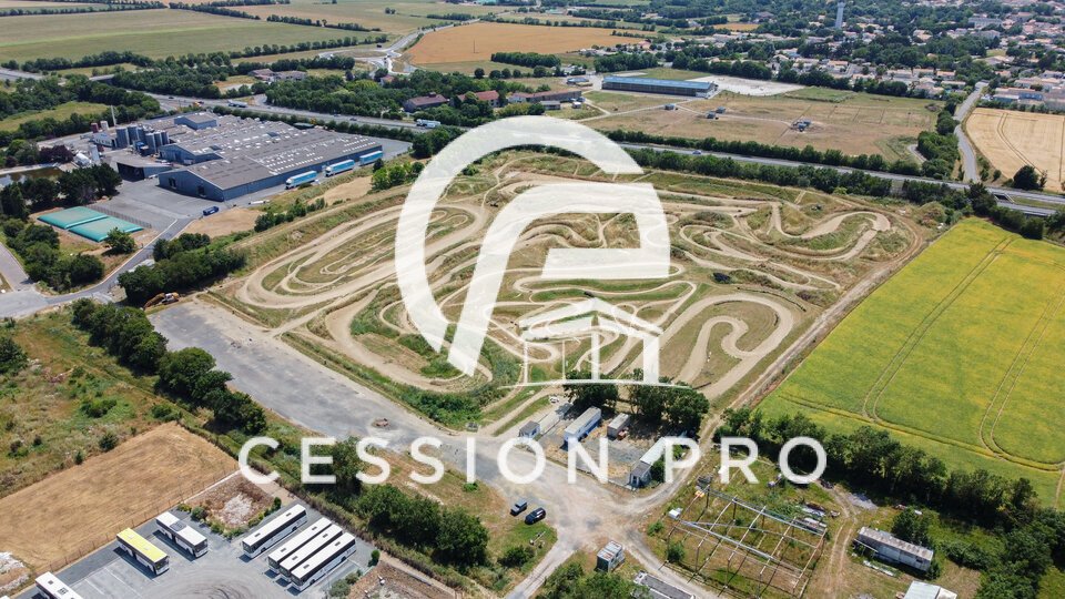 Terrain avec visibilité et accessibilité sur la 4 voies LA ROCHELLE NIORT