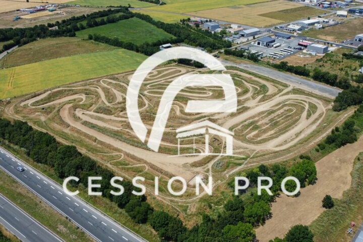 Terrain avec visibilité et accessibilité sur la 4 voies LA ROCHELLE NIORT