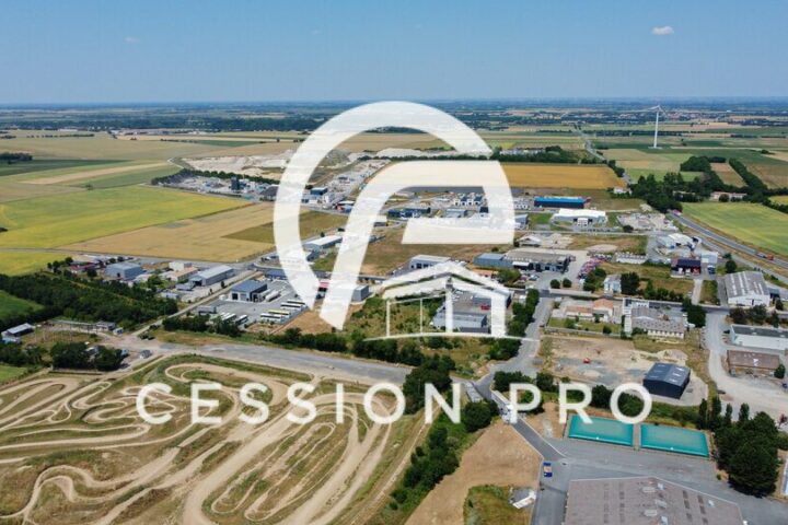 Terrain avec visibilité et accessibilité sur la 4 voies LA ROCHELLE NIORT